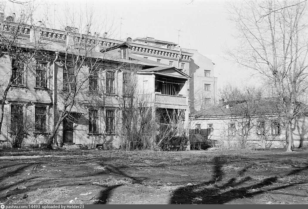 Дома по Сокольнической Слободке в сторону парка. Вид с Песочного переулка, 1974 г. Фото Юрия Лукашевича.