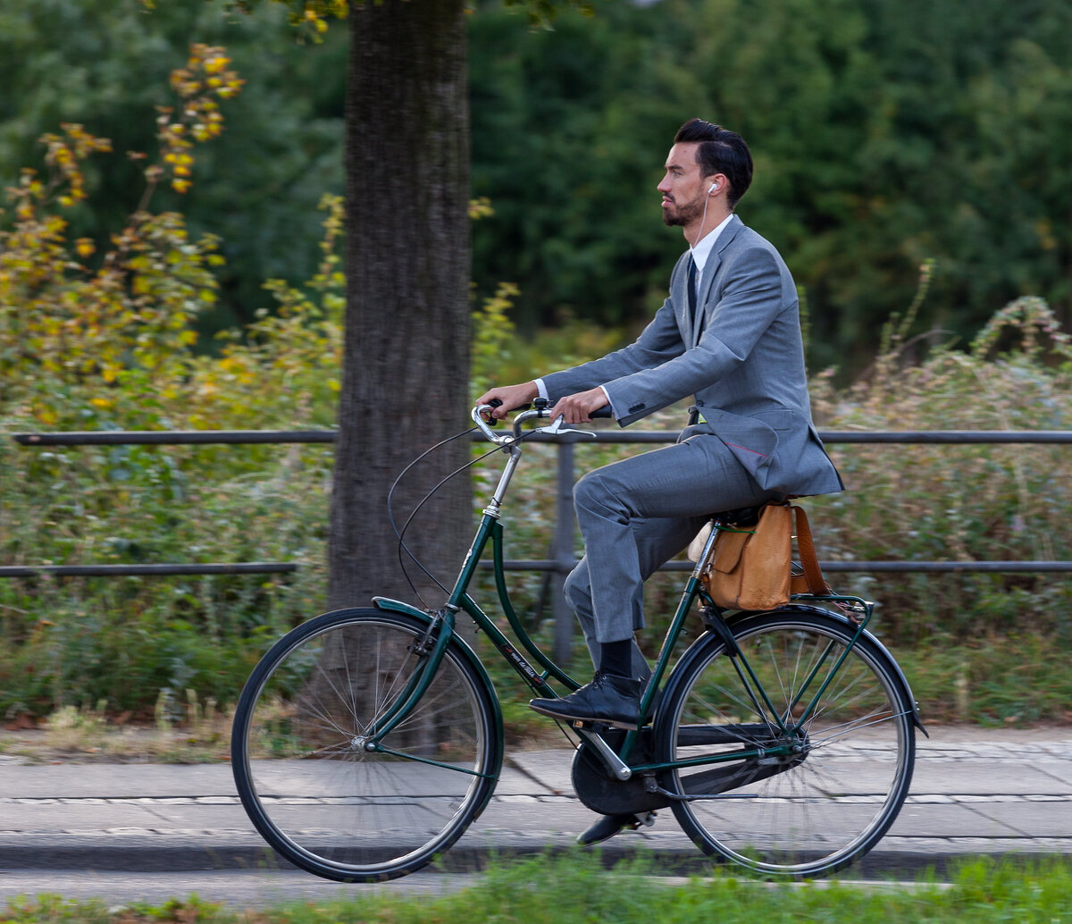 Если во время прогулки на городском велосипеде вы держите спину прямо и не поднимаете руки высоко для того, чтобы дотянуться до руля, то у вас правильная посадка.