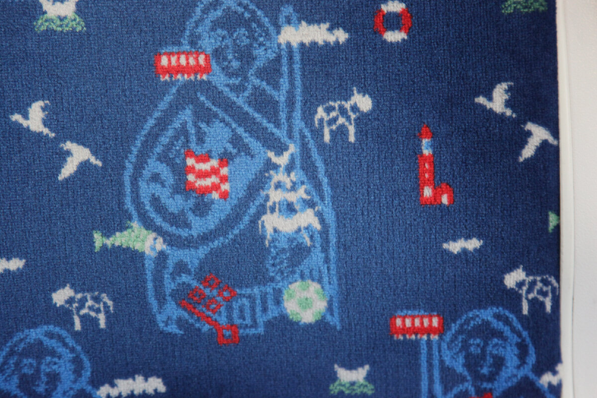 Обивка кресел в бременском трамвае.