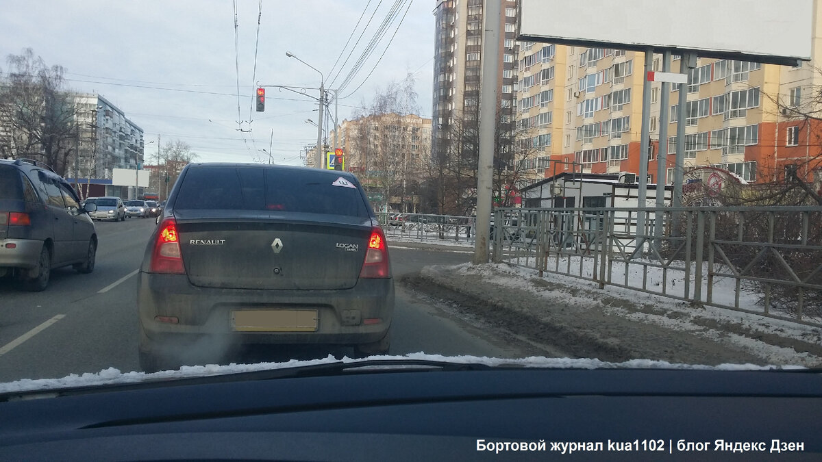 Справа находится выезд с прилегающей территории, который используется и для поворота налево и для поворота направо. Автор фотографии kua1102