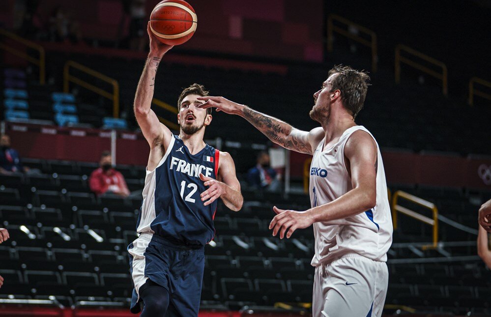 Basketball o'yini. Baskitboll o'gatadigan Loy qarshi.