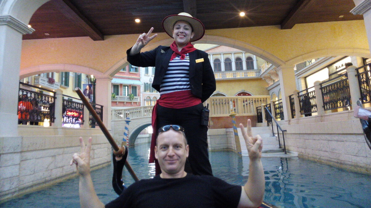 Та самая гондольерша из Макао, о которой будет история ниже. Фото из архива автора