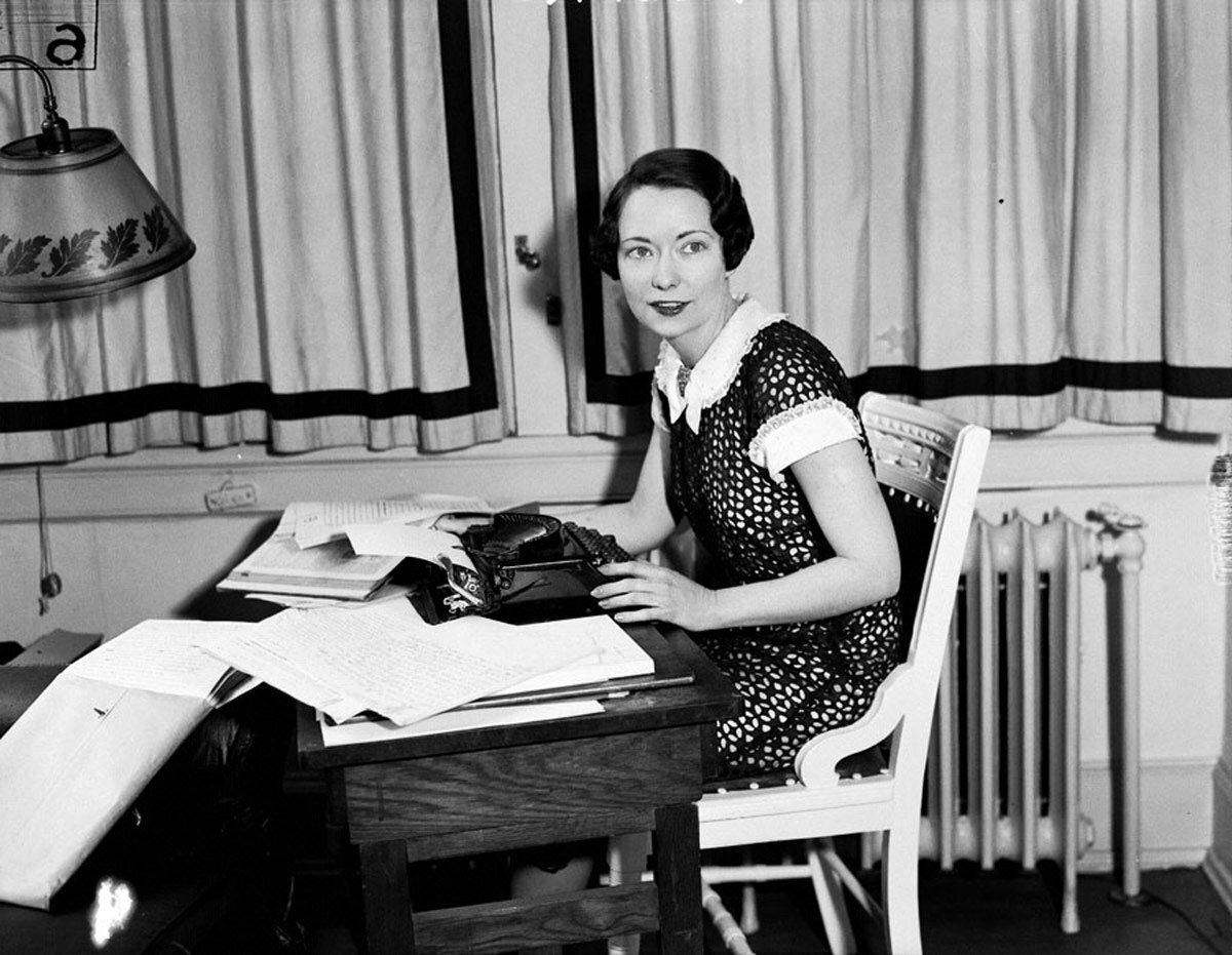 Маргарет Митчелл за работой. Фото - Яндекс картинки.