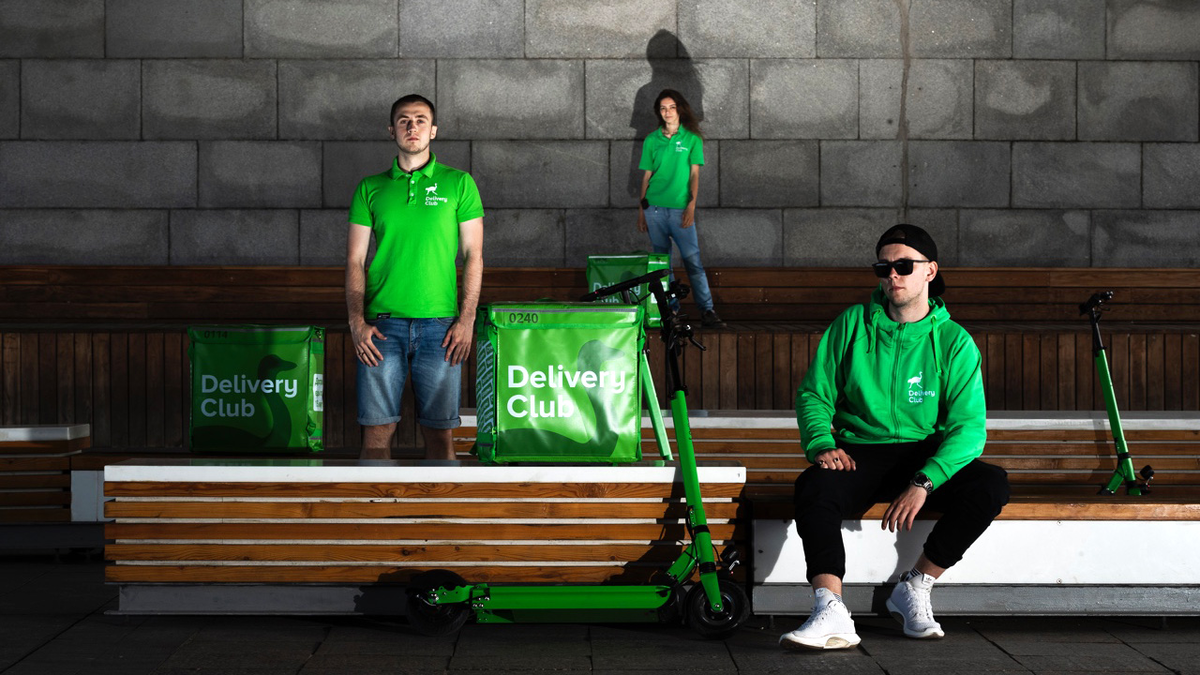 Форма курьера деливери клаб. Красивая девушка курьер. Курьер. Доставщик товаров. Курьерская служба.