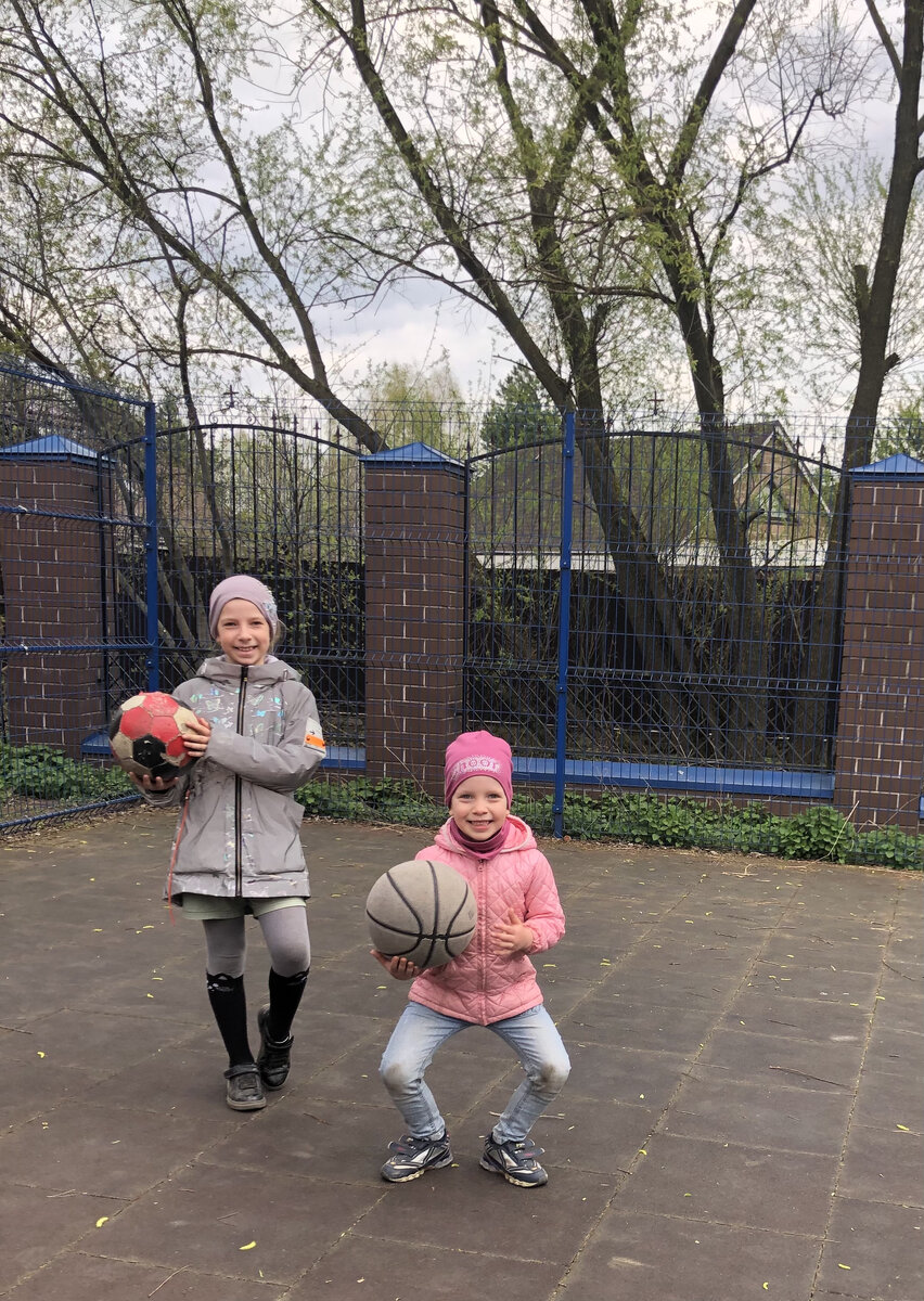 Мои дети, старшая окончила 3-ий класс, у неё кнопочный телефон, нет доступа в интернет. Много читает, вяжет, рисует, отличница. Уроки проверяю редко. Младшая ходит в сад. Я с ней не занимаюсь никакими развивашками, не учу буквы, прописи прочее. 