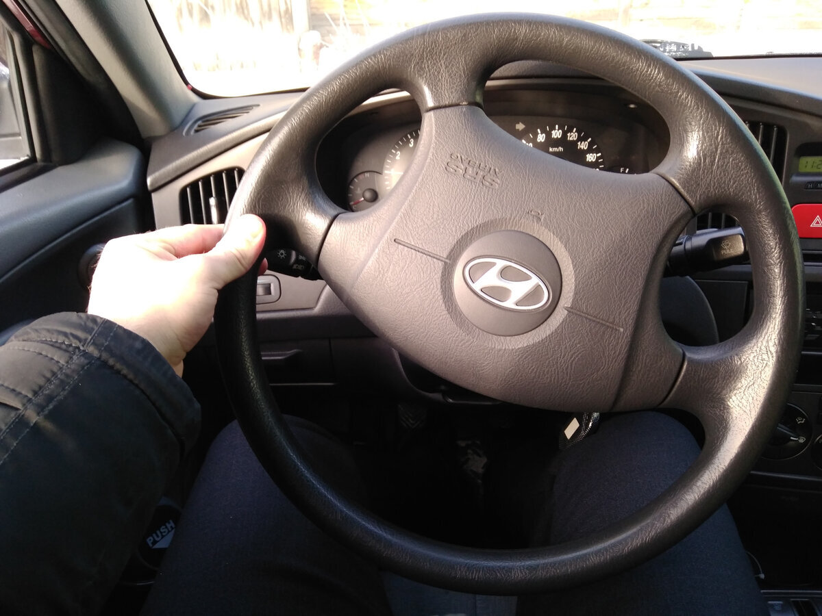 вывернутый руль. правильное положение рук на руле. вращение руля автомобиля. вывернутый руль. вращение руля одной рукой.