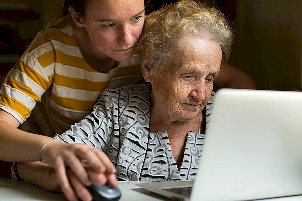 Помощь старшему поколению в использовании гаджетов.