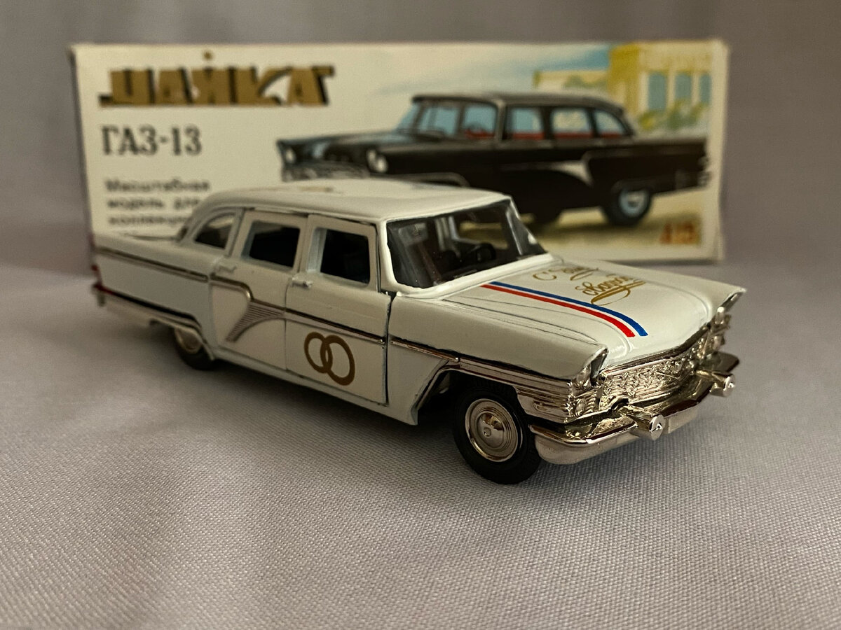 На канале вы уже могли видеть вот эту модель - белую Чайку образца 95-го года.