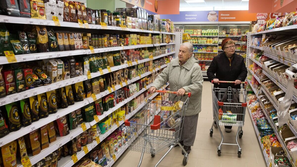    Покупательницы в магазине "Пятерочка" в Москве© РИА Новости / Илья Питалев