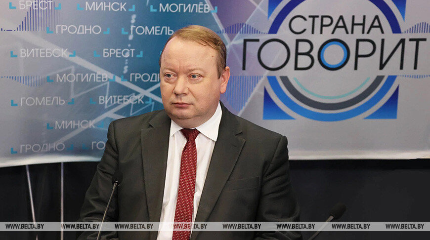  Юрий ЕмельяненкоИнтересной и хорошо зарекомендовавшей себя формой работы, как отметил Юрий Емельяненко, является деятельность военно-патриотических клубов, которые создаются на базе воинских подразделений, на базе МВД, Минобороны, Погранкомитета. "Таких клубов за прошедший учебный год у нас было создано 17. Прекрасный опыт, который показывает, насколько можно заинтересовать детей практической составляющей деятельности. Этот процесс будет продолжен и в нынешнем учебном году. Такие военно-патриотические клубы будут создаваться на базе школ, дополнительных учреждений образования детей и молодежи. Я думаю, что этот процесс надо выстраивать индивидуально, исходя из особенностей социокультурной среды. Например, рядом расположены воинские подразделения, которые имеют свои традиции, которые могут предоставить военную материально-техническую базу, что очень важно, также это наработки и опыт самого учреждения образования, поэтому плановый процесс здесь запустить нельзя. Этот процесс будет развиваться естественно и постепенно. Есть потребность, есть интерес, есть возможности - такие клубы будут создаваться", - добавил Юрий Емельяненко.Проект создан за счет средств целевого сбора на производство национального контента.-0-