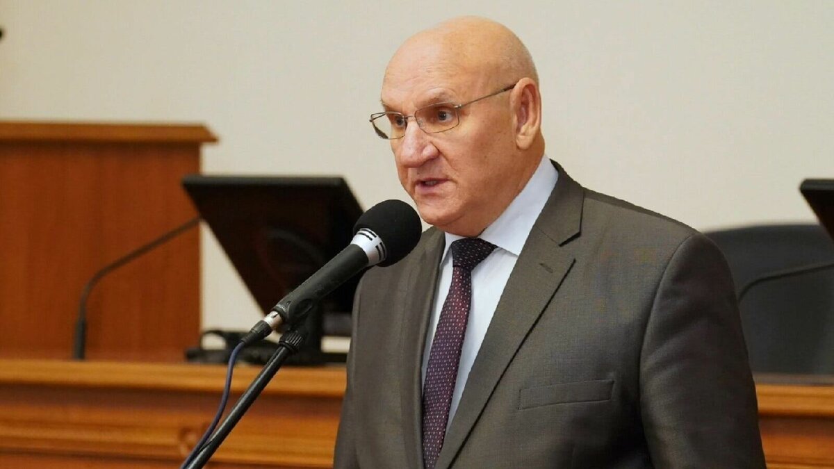     Депутат Волгоградской областной Думы Алексей Буров назвал 12 причин, по которым Волгоград лучше переименовать в Сталинград. Ряд из его аргументов вызвал у горожан недоумение и критику в соцсетях.
