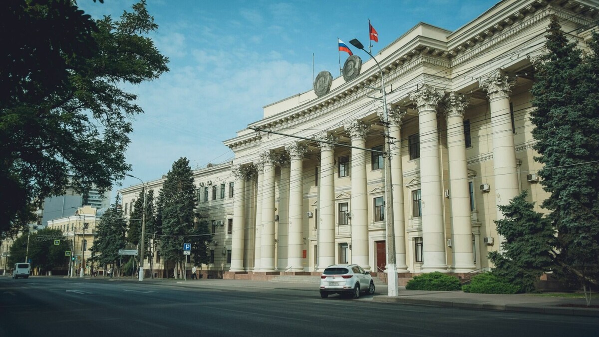    В администрации Волгоградской области с 1 января ожидаются структурные изменения. Власти приняли решение объединить комитеты по развитию туризма и экономической политики и развития региона.
