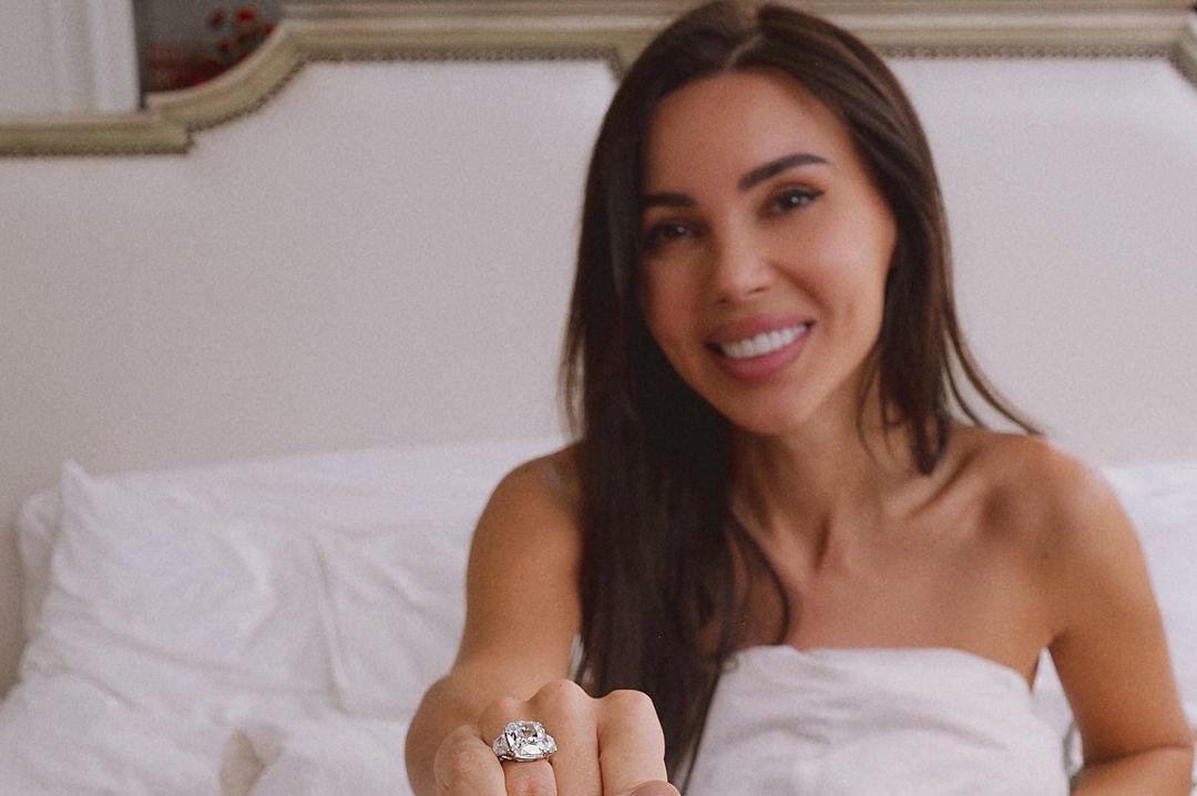     «Как я буду ходить, интересно?»: Оксану Самойлову шокировал вес ее свадебного платья