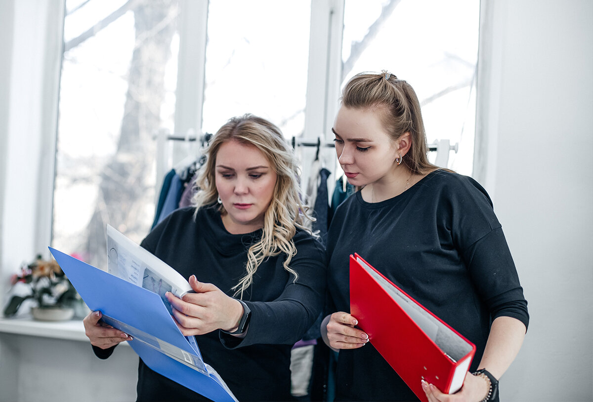 Технологи, ОТК, швеи, утюжники - без всех этих людей мы не могли бы произвести такое количество роскошных платьев больших размеров