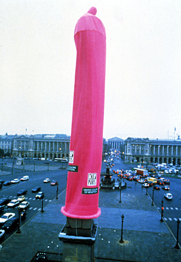 Чтобы привлечь внимание к борьбе со СПИДОМ Benetton провели акцию в Париже на площади Конкорд. На центральный монумент натянул гигантский презерватив со своим логотипом.