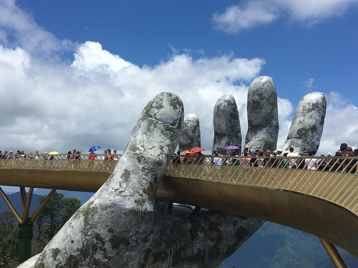 В парк развлечений Бана Хиллс нас отвёз почти даром племянник хозяина геста