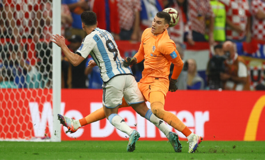    Самый спорный судейский эпизод ЧМ-2022. Фолил Ливакович? Или нападающий сам врезался во вратаря? Фото: Reuters