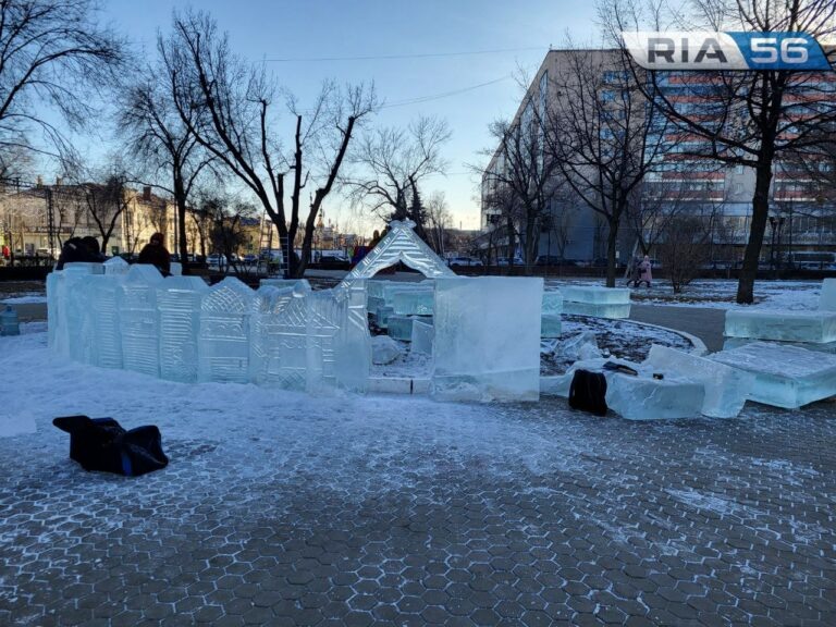    В Оренбурге в сквере перед Домом Советов развернулось настоящее ледяное шоу Белов Михаил Александрович