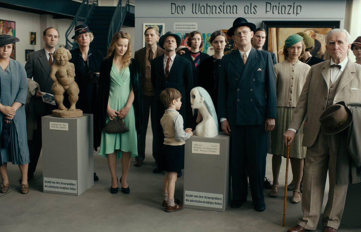 Работа без авторства. Кадр из фильма. Посещение выставки дегенеративного искусства.