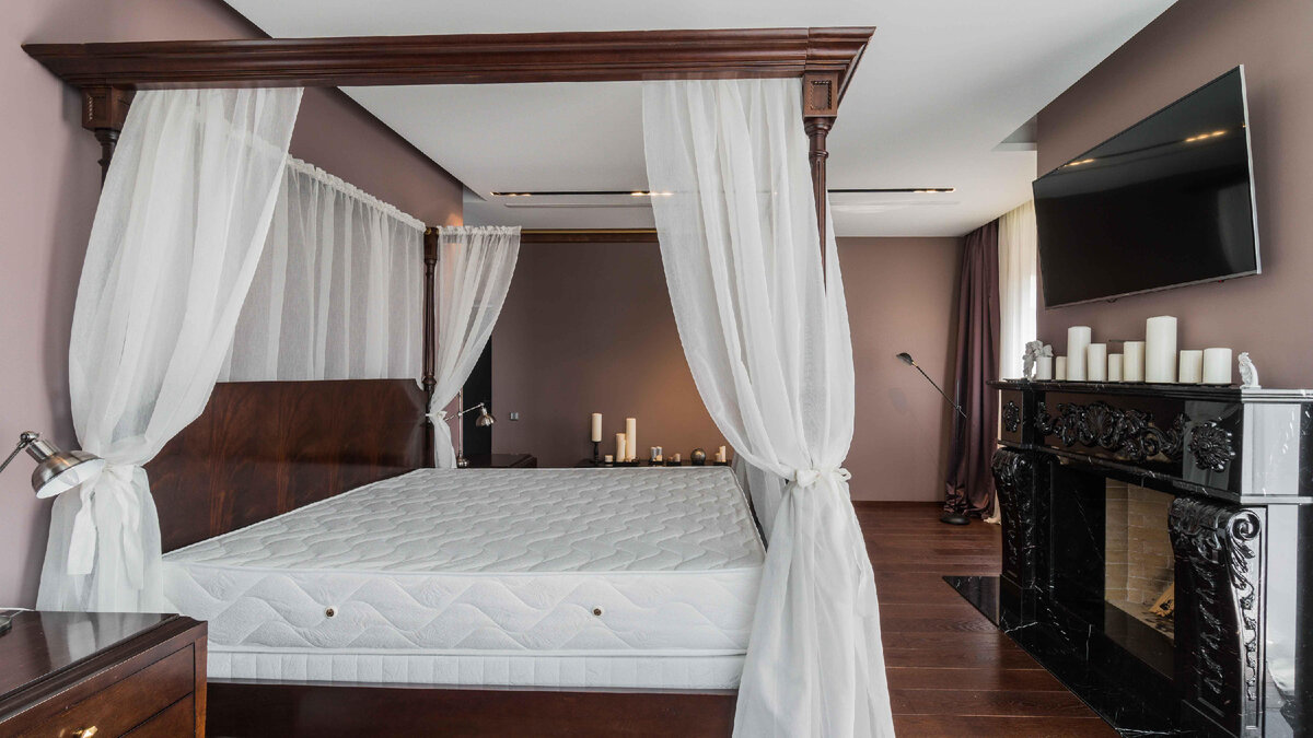 в главной спальне камин из мрамора