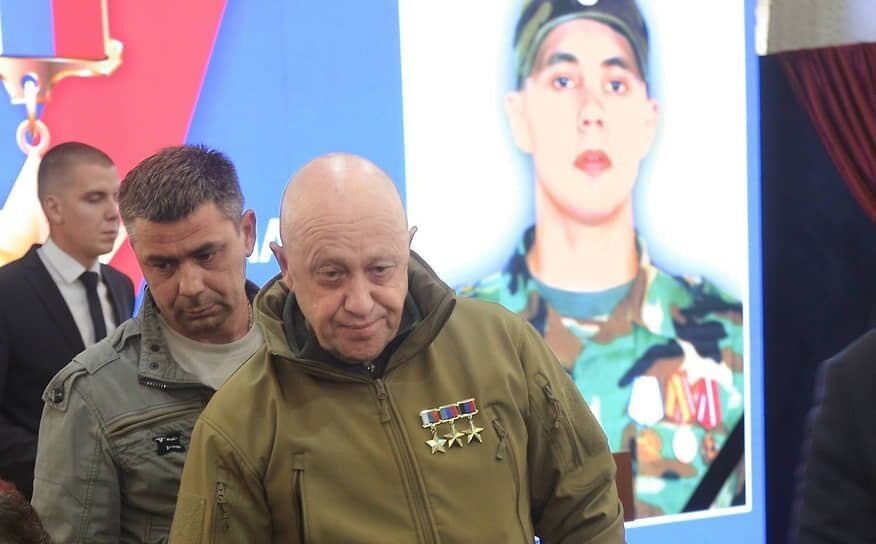 С таким предложением к нему обратился депутат Заксобрания Свердловской области Вячеслав Вегнер и попросил допустить к участию в «СВО» женщин, отбывающих наказание в ИК-6 Нижнего Тагила.Пригожин в ответ заявил, что абсолютно согласен с Вегнером и женщин-заключённых можно использовать в снайперских парах и диверсионных группах.