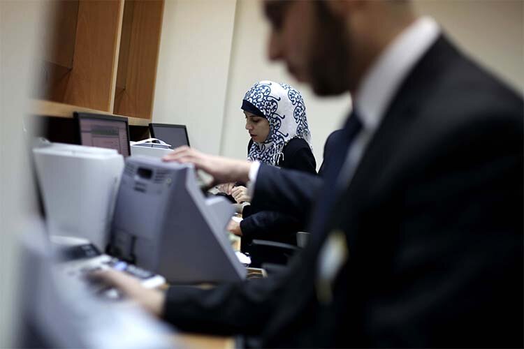    Под исламским банкингом подразумевается ведение деятельности в соответствии с нормами ислама. Запрещены выплата процентов и производные от нее процентные сделки, сделки с условиями неопределенности, а также финансирование определенных секторов экономики Фото: Ashraf Amra/ZUMAPRESS.com/ www.globallookpress.com