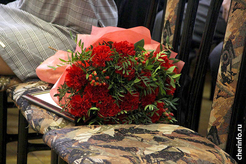    Сегодня на гала-концерте в ДК "Строитель" подведут итоги городского фестиваля патриотической песни "Красная гвоздика"