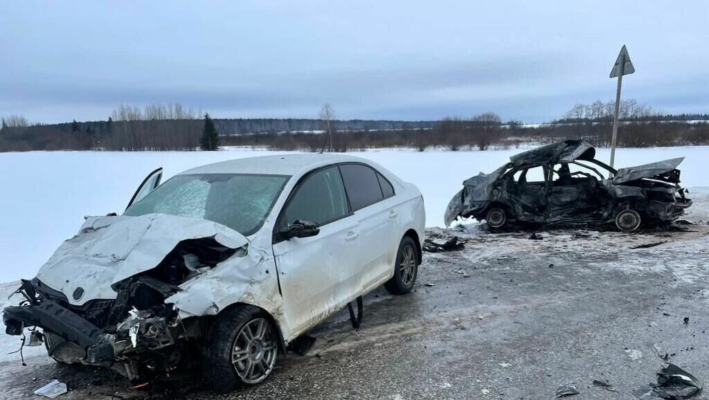     26 декабря днем на автодороге Игра-Глазов в Балезинском районе Удмуртии произошло ДТП, в результате аварии погибли молодой человек и девушка.