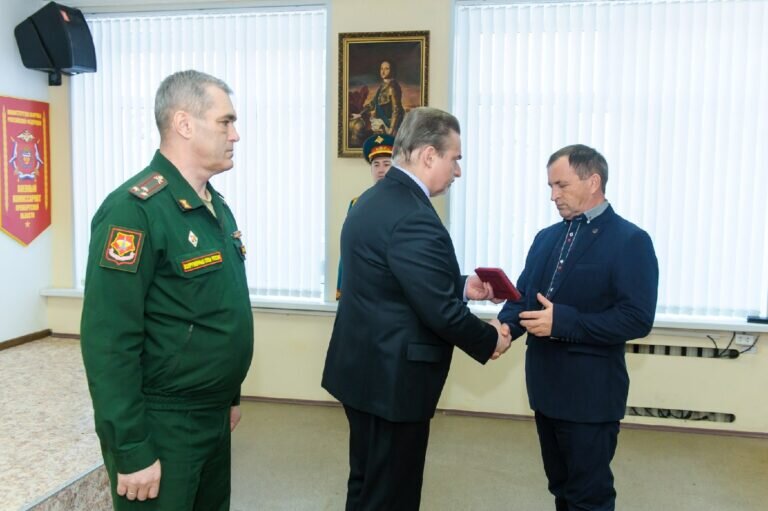    В Оренбуржье родителям погибшего на СВО Александра Поспелова передали орден Мужества Елена Шкатова