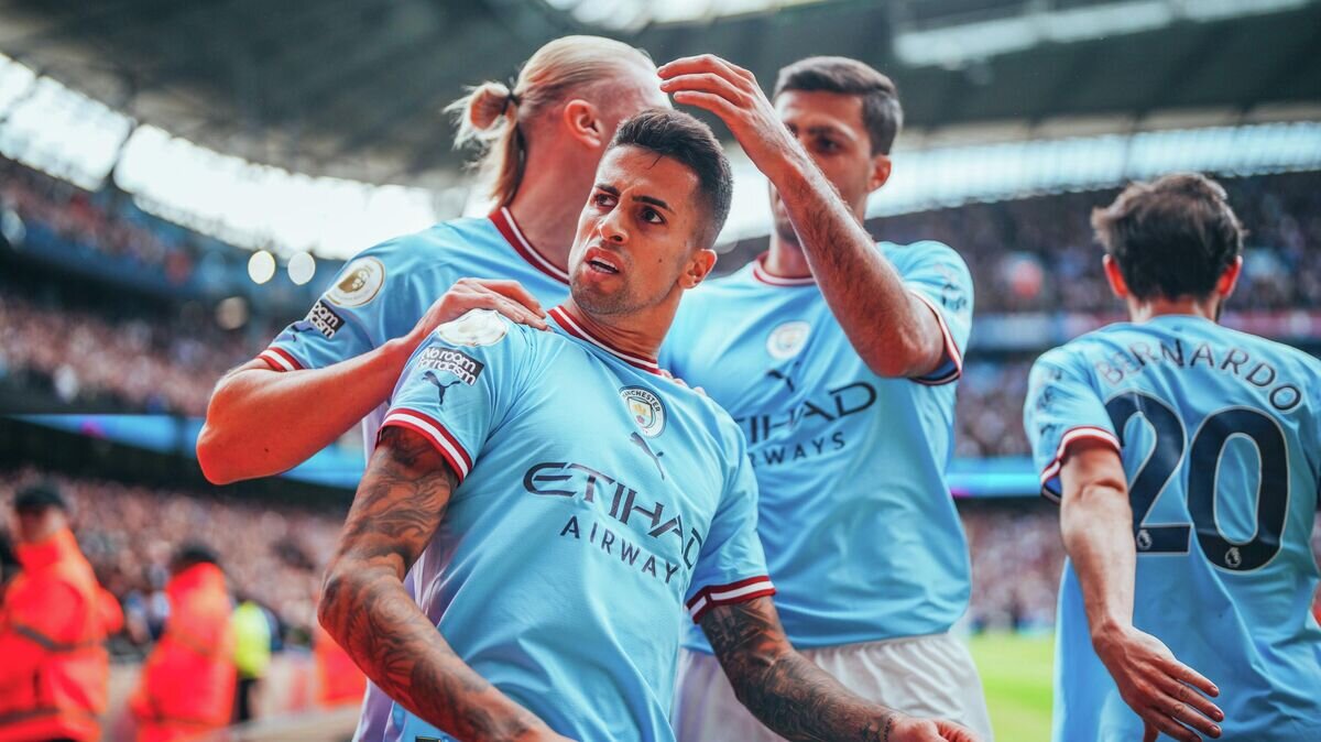    Защитник "Манчестер Сити" Жоау Канселу с партнерами по команде© пресс-служба клуба "Манчестер Сити"