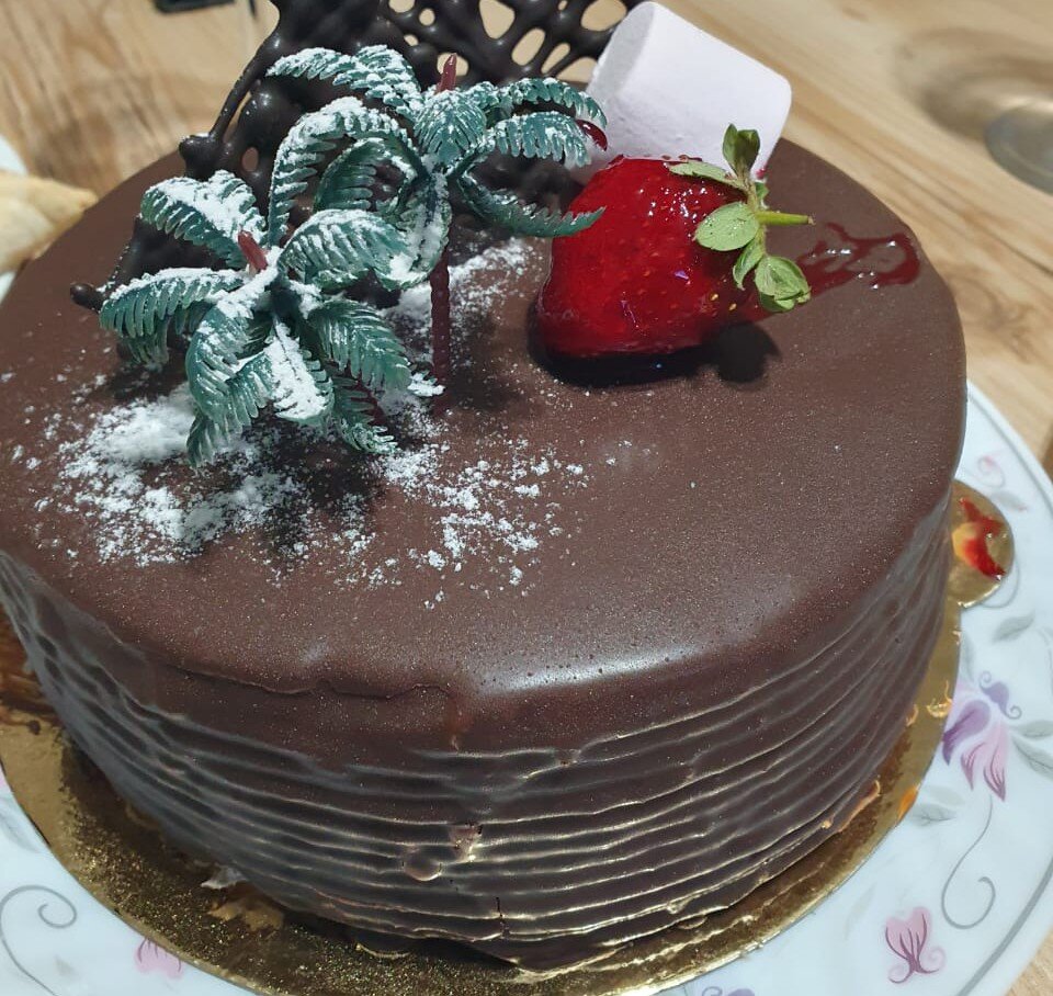 Тортик с пальмами, припорошенными снегом и клубникой. Местный дизайн :) Фото автора.