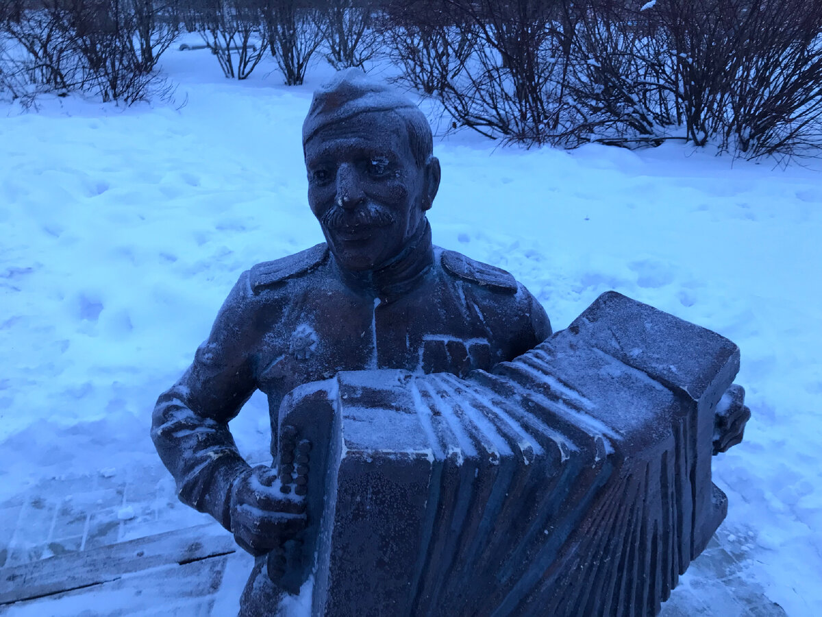 Старшина Василий Тёркин в одиночестве играет...