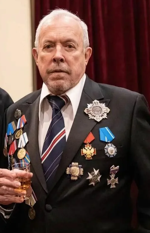 Макаревич в "полном цвете". https://m.obsuzhday.com/user_media/4fd/78a/543/f5cf3.jpg