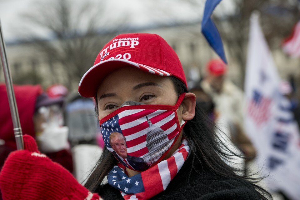     Сторонница Дональда Трампа в Вашингтоне, январь 2021 г.  GLOBAL LOOK PRESS
