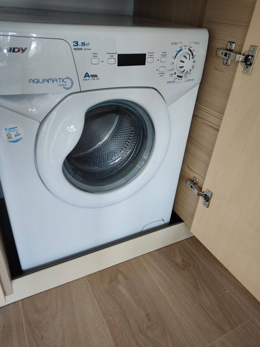 Машина спряталась  шкафу