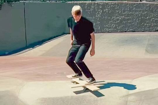    Солист Little Big Прусикин в Рождество прокатился по скейтпарку на кресте и подвергся критике