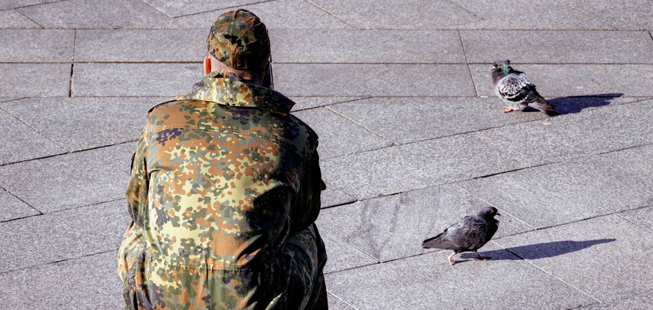 Понятное желание: отвернуться перед съёмкой © imago images/Future Image