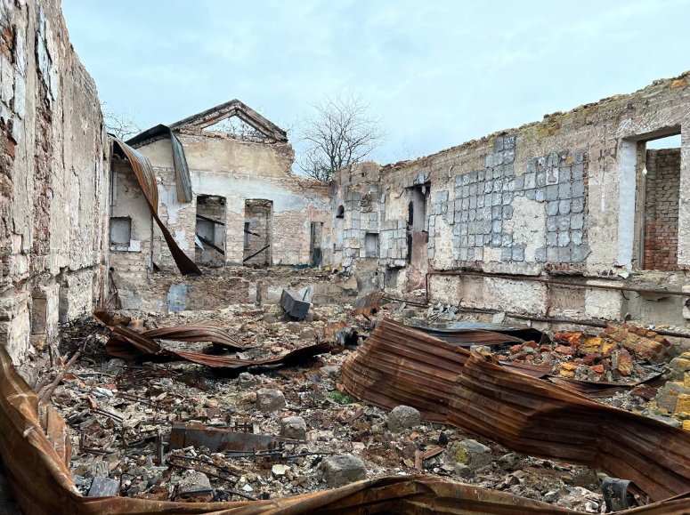 Разрушенное здание общественного центра в Александровке, Украина © Роман Имельски