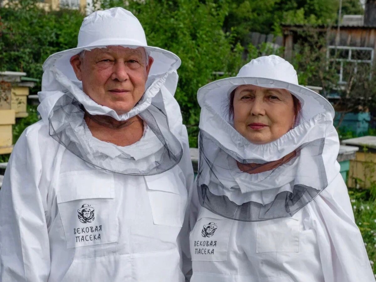 Вместе на протяжении уже более 30ти лет родители занимаются пчеловодством. И это занятие им только в радость