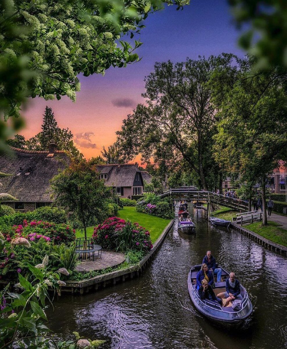 The Dutch village of Giethoorn is one of the most cozy settlements in the world. Instead of roads, there are river channels, and boats and silent boats powered by electricity are a popular means of transportation. As for land transport, the locals made an exception only for bicycles, laying narrow bike paths along the shores, along which pedestrians also move. And on the sides of the trails – grass, flowers and trees.

Githorn is called "Little Venice" because of the huge number of canals crossing the village. The number of bridges is also striking: there are more than 170 of them here, and they are almost opposite every house that is near the water. Some bridges are part of the street, others lead directly to the house. The bridge can be approached by one of the many paths.

Another feature of the settlement is a huge number of goat horns, which are a reminder of what the village was named after. They can be seen on the walls of houses, on the fence, on the roof.