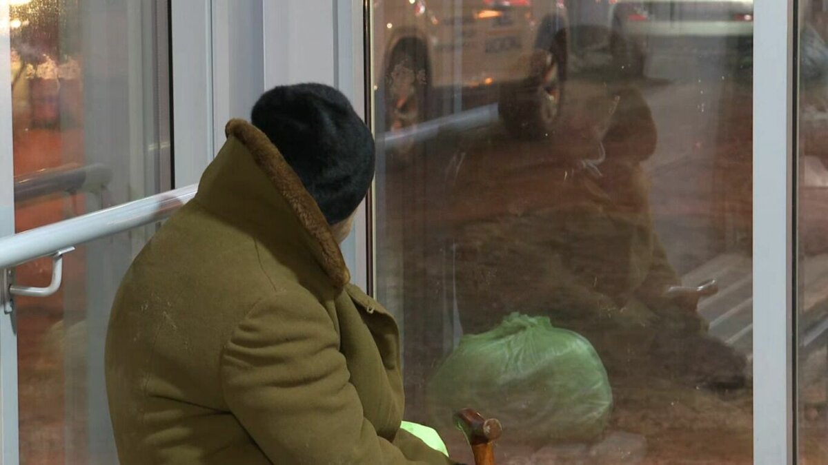     В Казани на теплой остановке «Разъезд Восстания» около недели живет 85-летняя пенсионерка. На протяжении этого времени пассажиры автобусов постоянно видят ее.