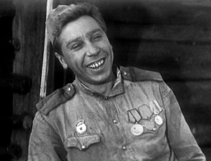 Он откладывал себе на похороны с чаевых. А на памятник накопить не успел... Просто актер Борис Гитин