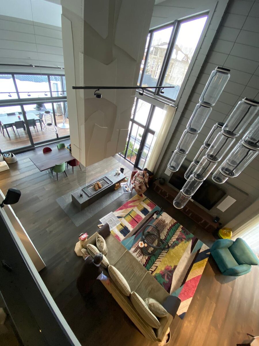 Гостиная дома - центр притяжения. Объем притока в гостиную - 250 м3/ч, да, мы считаем это достаточным. Отдельная ветка подает к кам