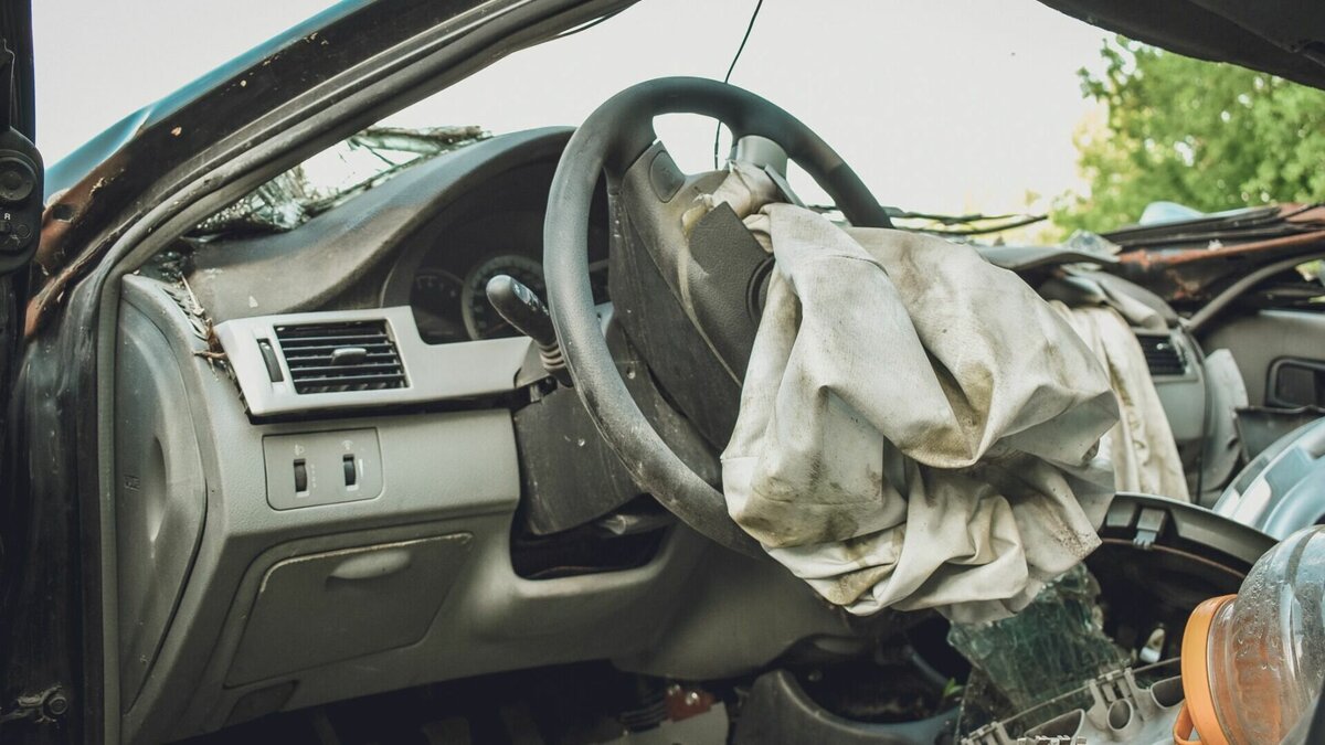     В результате аварии в Зерноградском районе Ростовской области погиб водитель отечественной машины, а два пассажира получили травмы, сообщили в УГИБДД по региону.