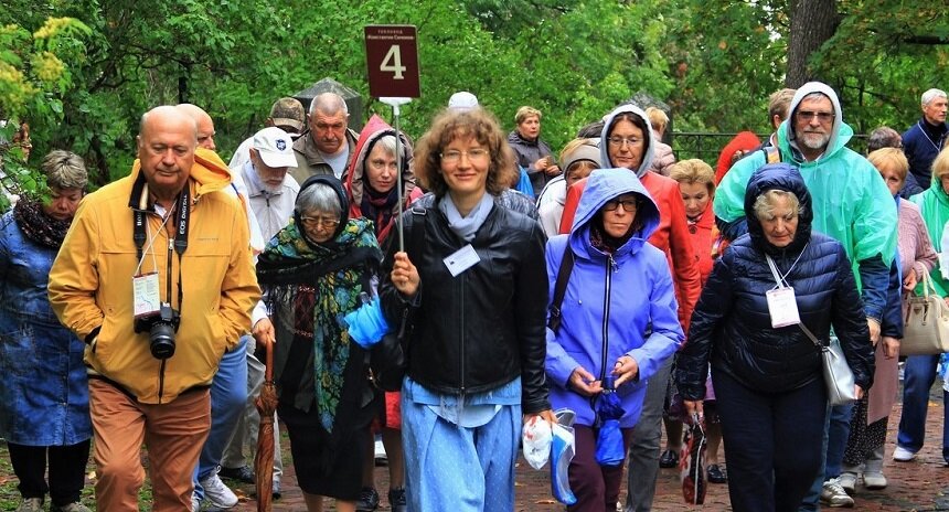Валаамский экскурсовод с группой на маршруте. Источник: Яндекс. Картинки