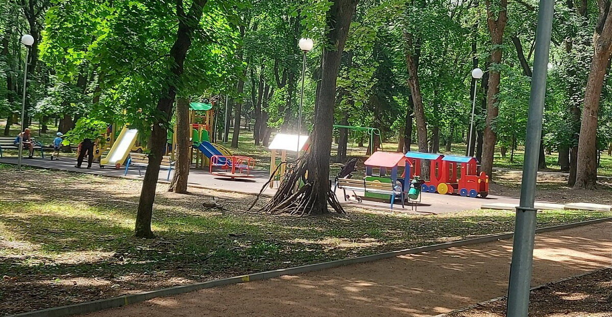 Парк здесь. Детский парк. Небольшой парк. Площадка в парке Победы. Парк Победы Ессентуки.