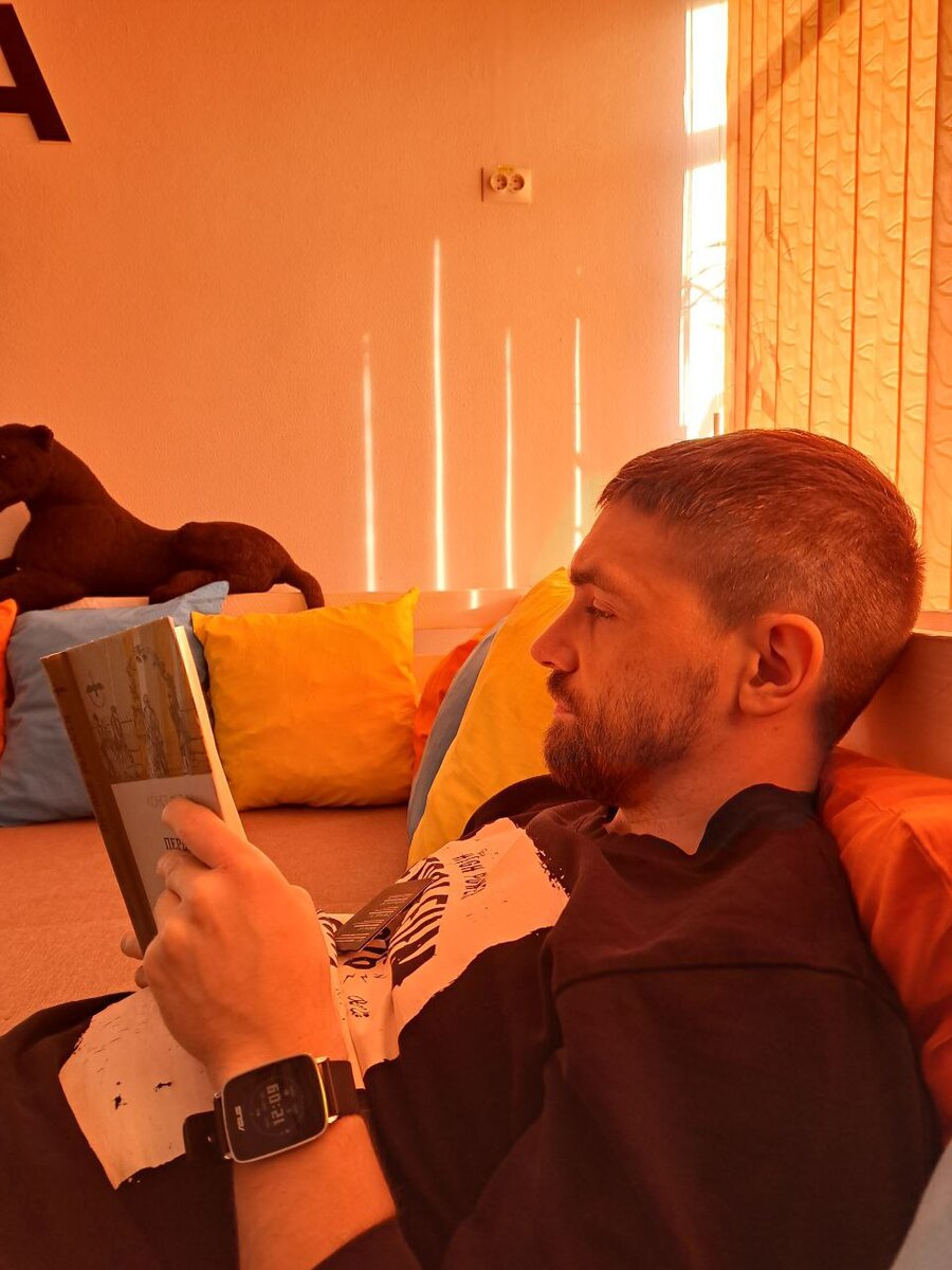 Читаю книгу пока сын на брейкдансе. Фото в свободном доступе