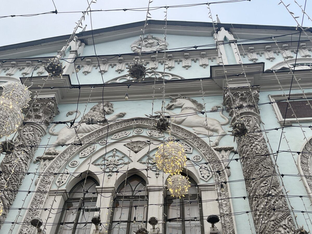 Лев и единорог украшают фасад типографии.