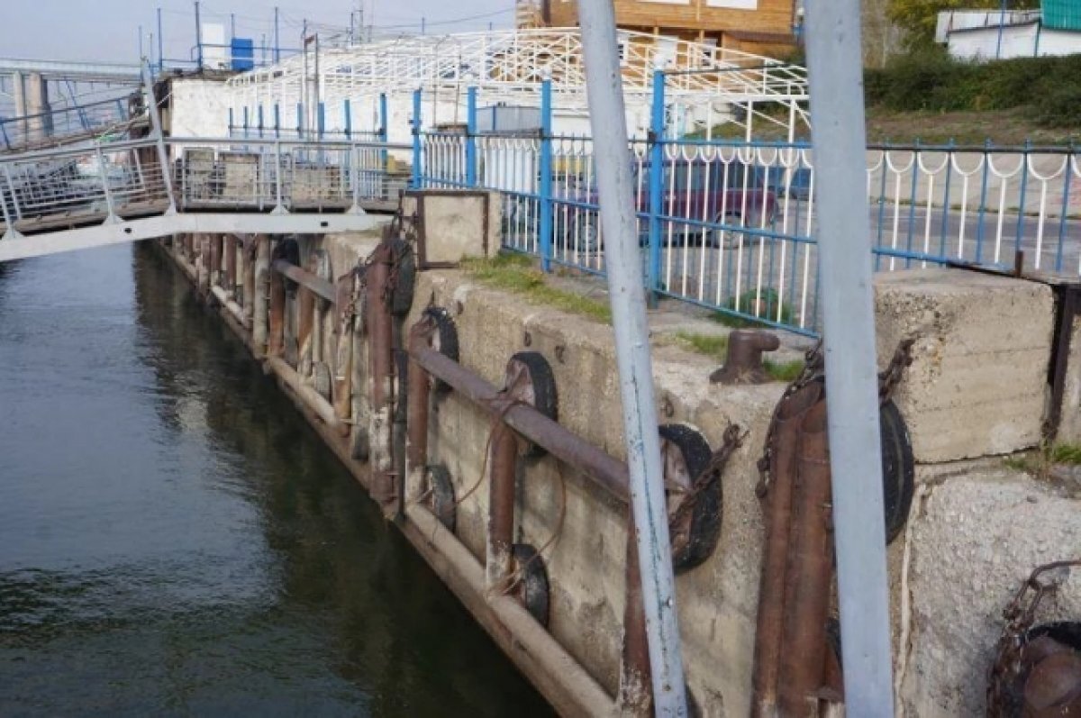От двух причалов на реке. Пристань Речной вокзал Новосибирск. Причальная стенка гидротехническое сооружение. Речной причал. Пристань.