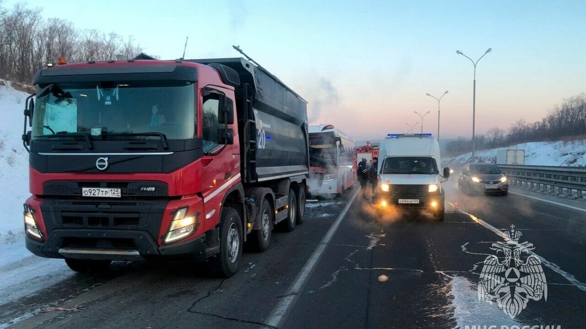     Пассажирский автобус, полный людей, с толкнулся с грузовиком на 681 км автодороги Уссурийск — Владивосток. Водителя придавило, он не мог выбраться самостоятельно и пострадал, а 17 пассажиров доставлены в травмпункт для обследования.